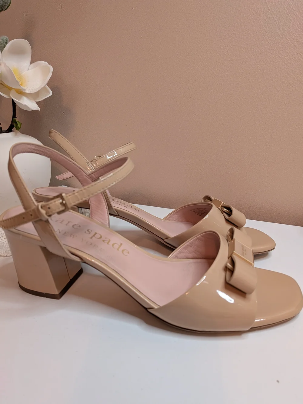 Kate Spade Bowdie Mid Patent Bow Block Heel Sandals Nude 9B - Picture 4 of 10